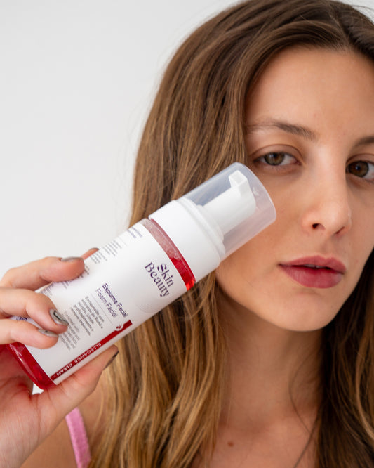 Modelo aplicando produto de skincare no rosto, ilustrando a ordem certa da rotina