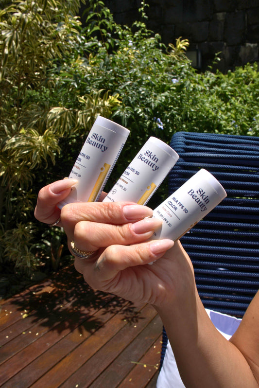 Modelo aplicando o protetor solar em bastão Skin Beauty no rosto